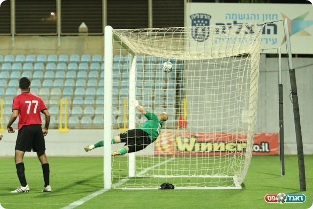 הכדור של טוויל ברשת (עודד חסין)